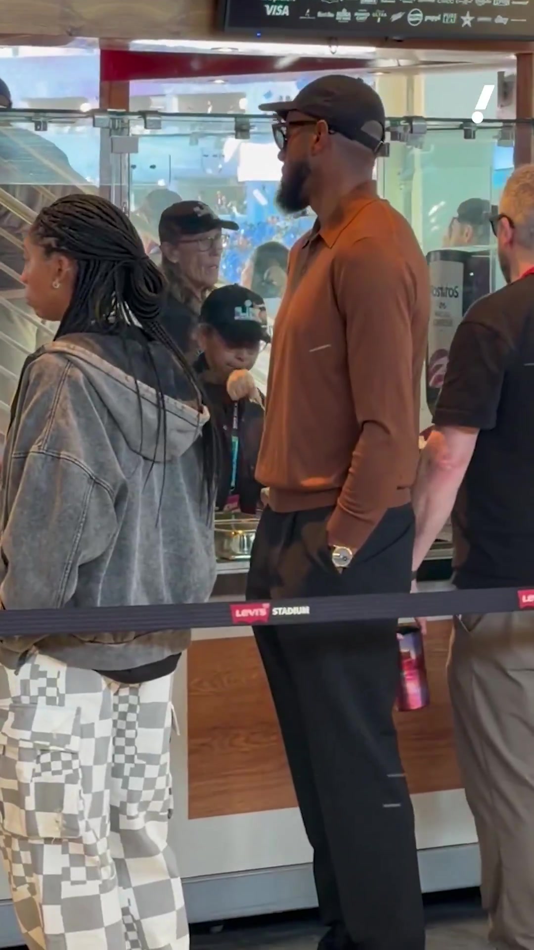 [勇士]原来NBA球星也跟我们⬇️一样！伊戈达拉排队买东西被球迷拍下~
