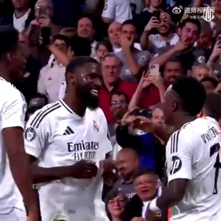 [足球]实力和氛围都不能少！皇马球员的跳舞庆祝混剪！