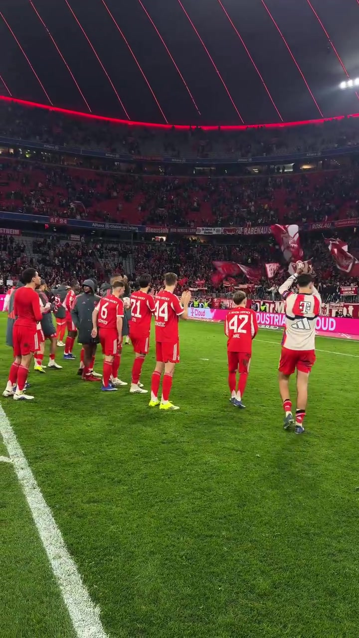 [实战片段]迪亚斯⚽收获本场用⬅️球！拜仁➡️球员的赛后谢场