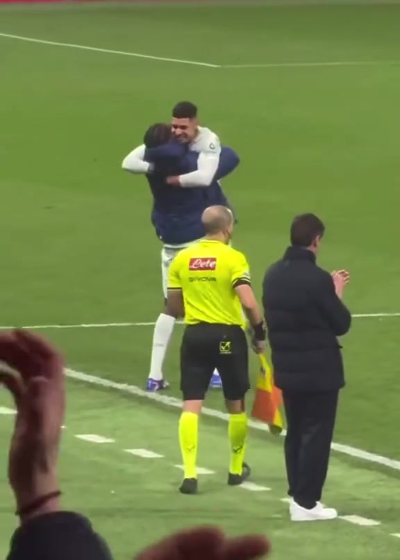 [集锦]气氛组上线！实拍：小图拥抱庆祝恩里克首球，一旁齐沃淡