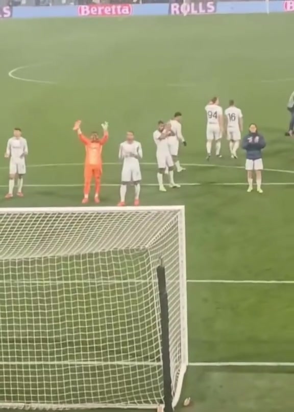 [意甲]实拍国米赛后谢场：蓝黑众将聆听战歌，苏契奇送球衣答谢