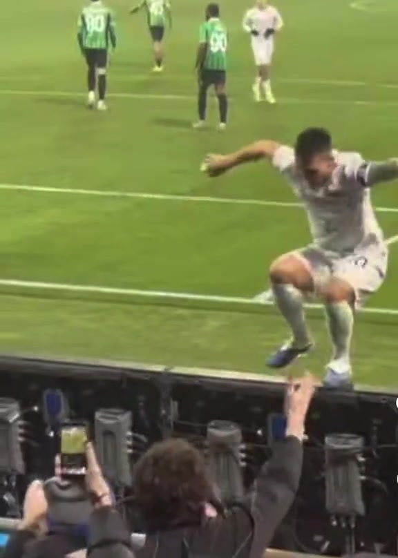 [球迷看点]实拍劳塔罗破门后庆祝！网友打趣：萨索罗主场围栏还