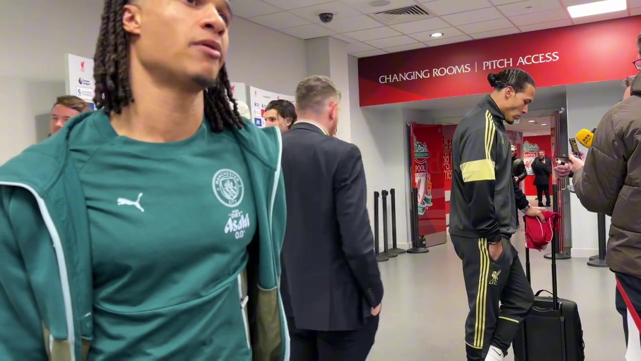 [赛事回顾]实拍：索博和哈兰德赛后结伴而行，两人还在疯狂探讨