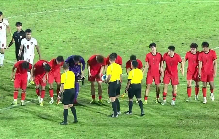 【你怎么看？】实拍：U17国足小将们赛后集体向裁判和对手教练