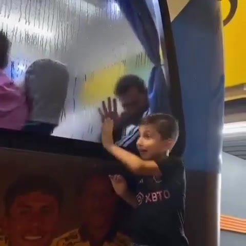 [攻守视频]实拍：为了看❕清车❗外的孩子，梅西试图擦掉巴士⚽