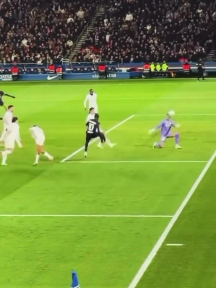 【焦点视频推荐】双足怪！登贝莱左晃右晃爆射破门，金球先生不✨