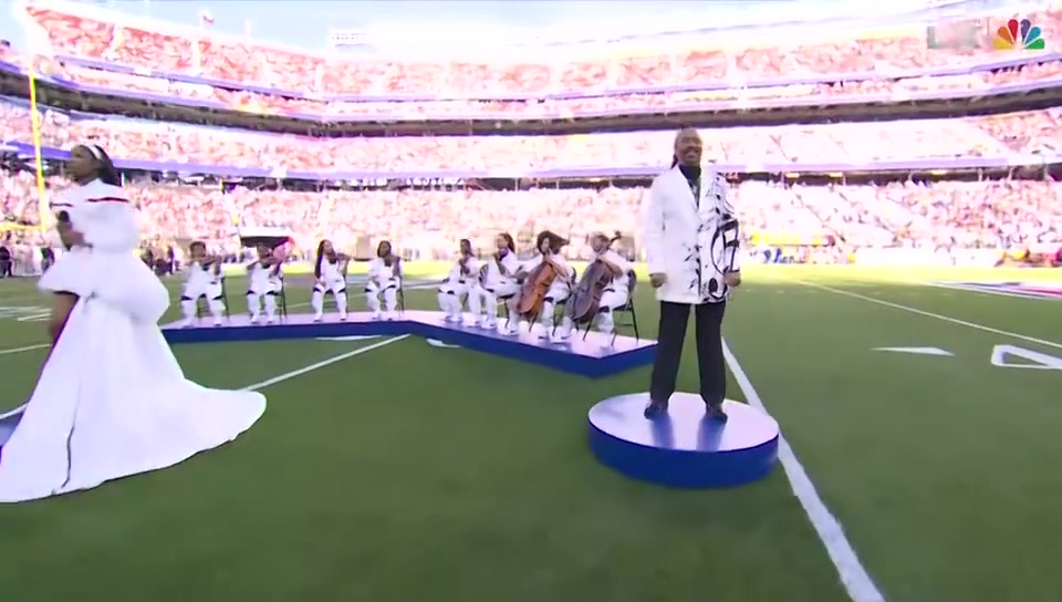 【关键时刻】才华横溢！米切尔未婚妻可可琼斯在超级碗❗的开场表