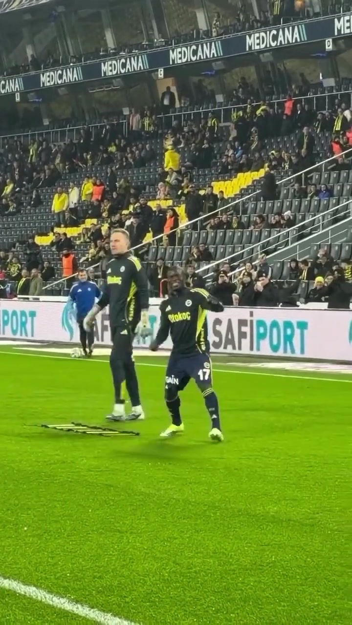 [五洲]坎特在费内巴切首秀时上演羞羞版农夫三拳，这也太可爱了