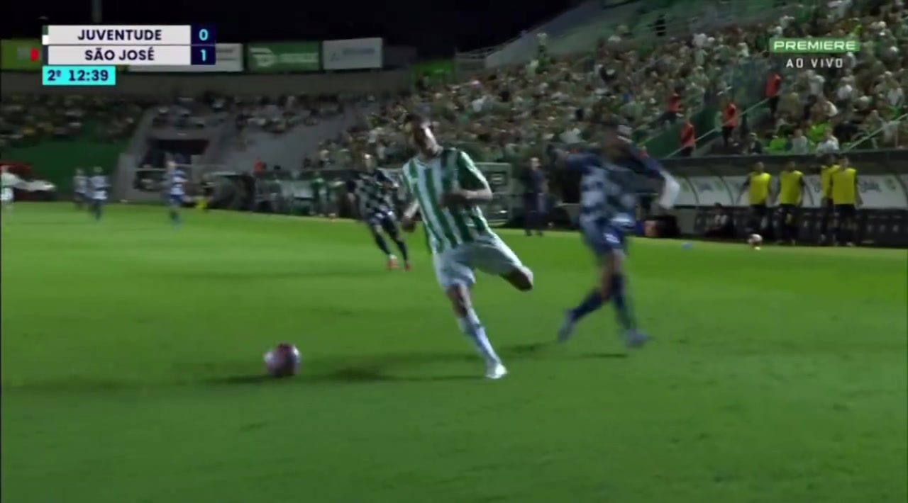 【爆点视频】讲武德！对手防守时受❕伤，尤✨文图德➡️前锋选择