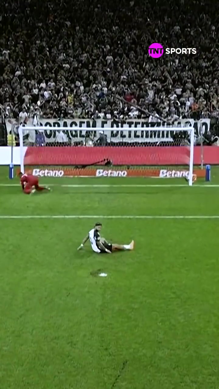 [体育头条]帕尔梅拉斯球员破坏了点球点，德佩罚点球时滑倒罚失