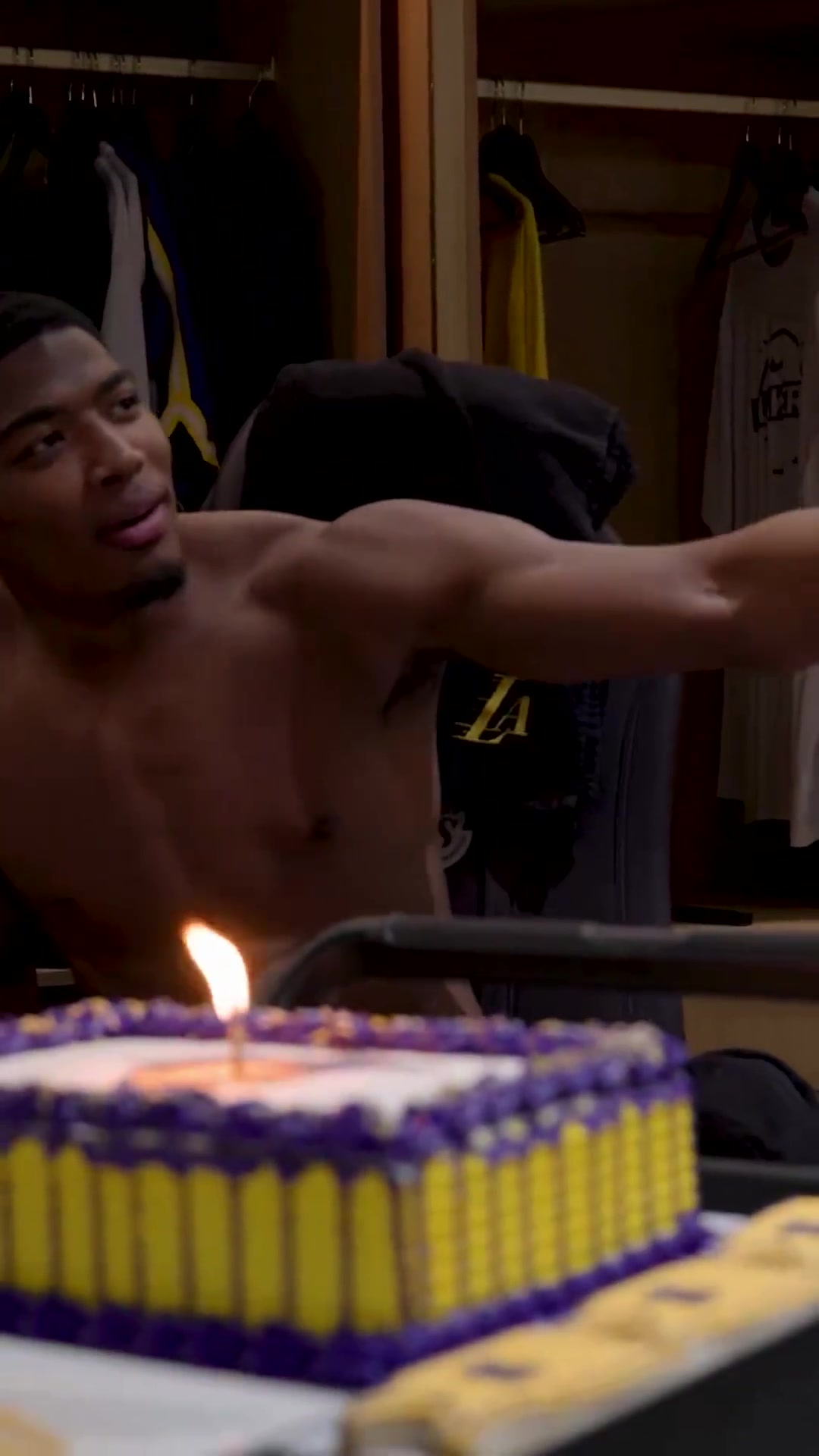 [值得一看]祝八村生日快乐湖人全队队友给八村庆胜 咋又是阿杜