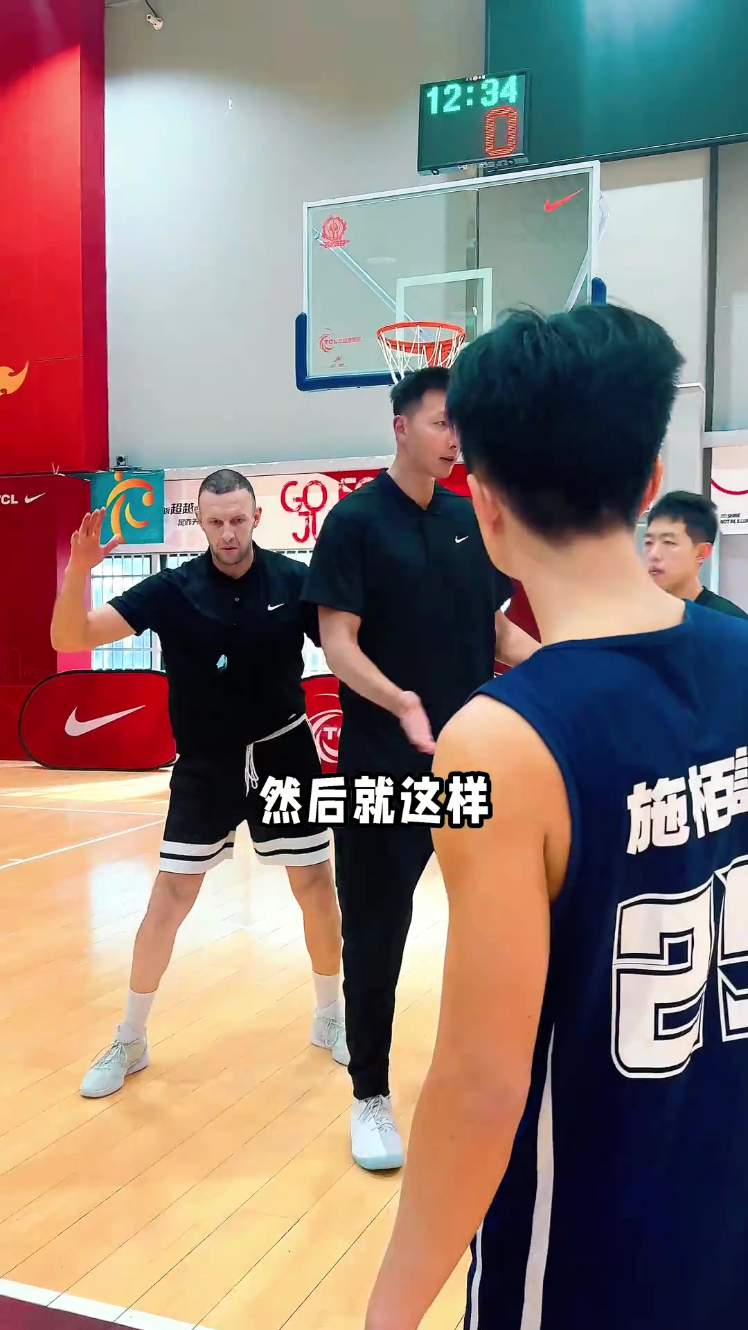 [热点回放]好久不见了！⭐易建联给小球员演示如何在内线卡位