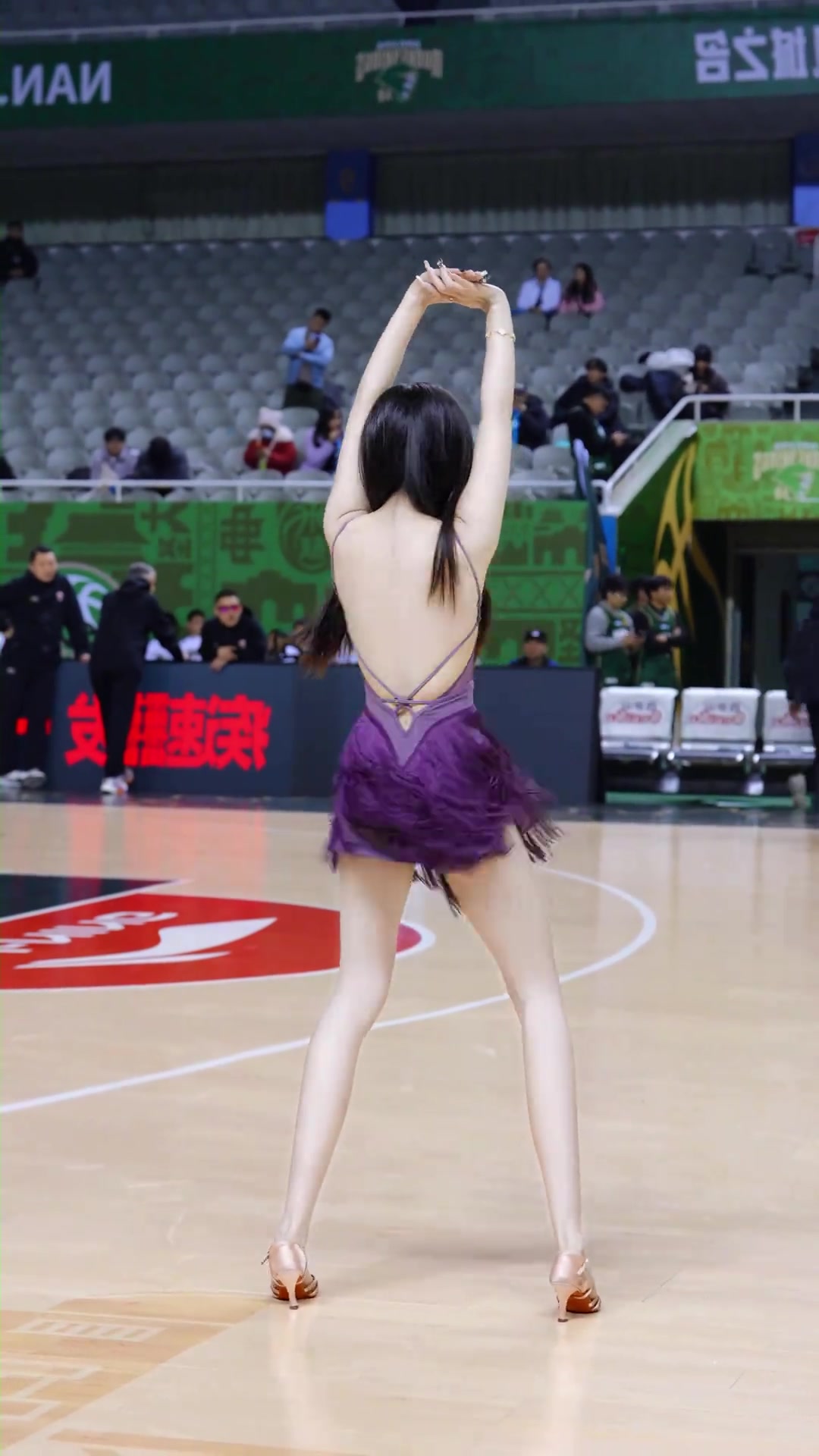 [同曦]同曦美女啦啦队成员“澳洲玫瑰”晒热舞视频，这雪白大长