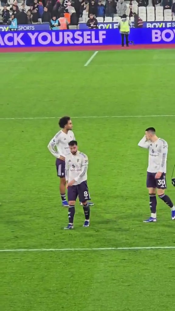 【球迷视频精选】实拍：战平西汉姆联后，曼联➡️球员很沮丧但仍上前接受球迷⬆️助威