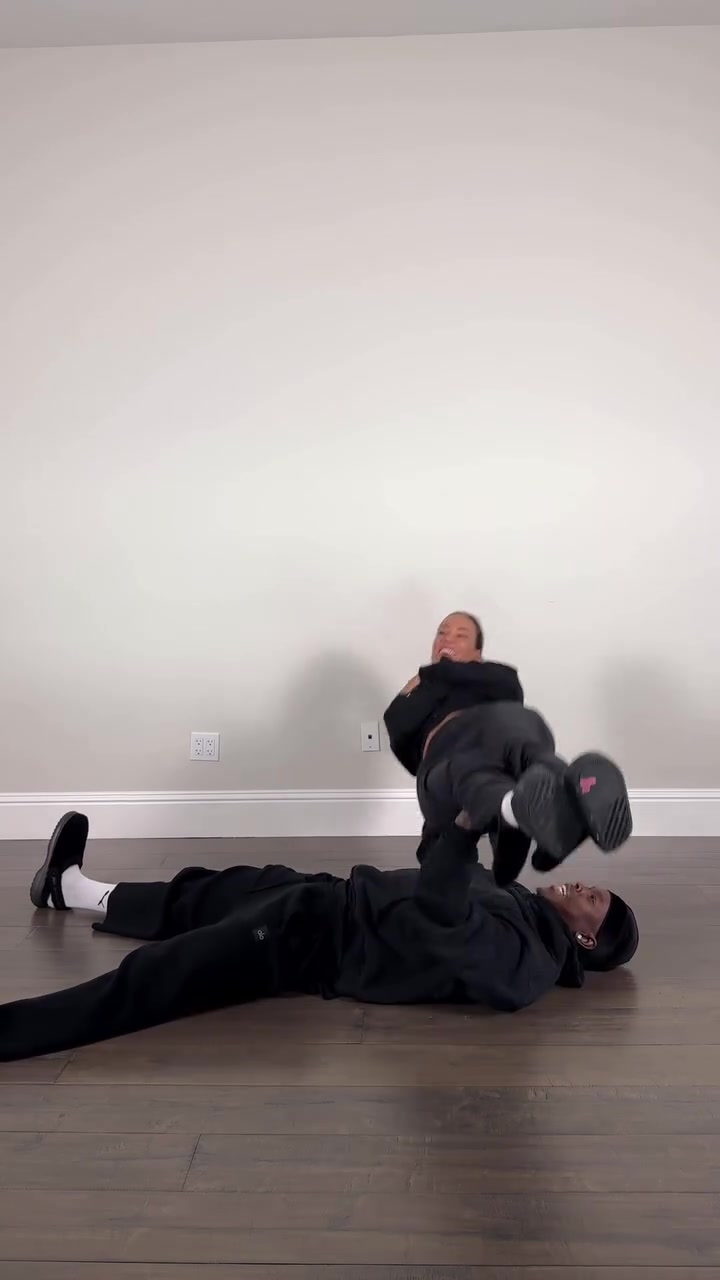 【快速看球视频】对职业球员来说小菜一⚾碟~施罗德轻松将老婆卧推举起