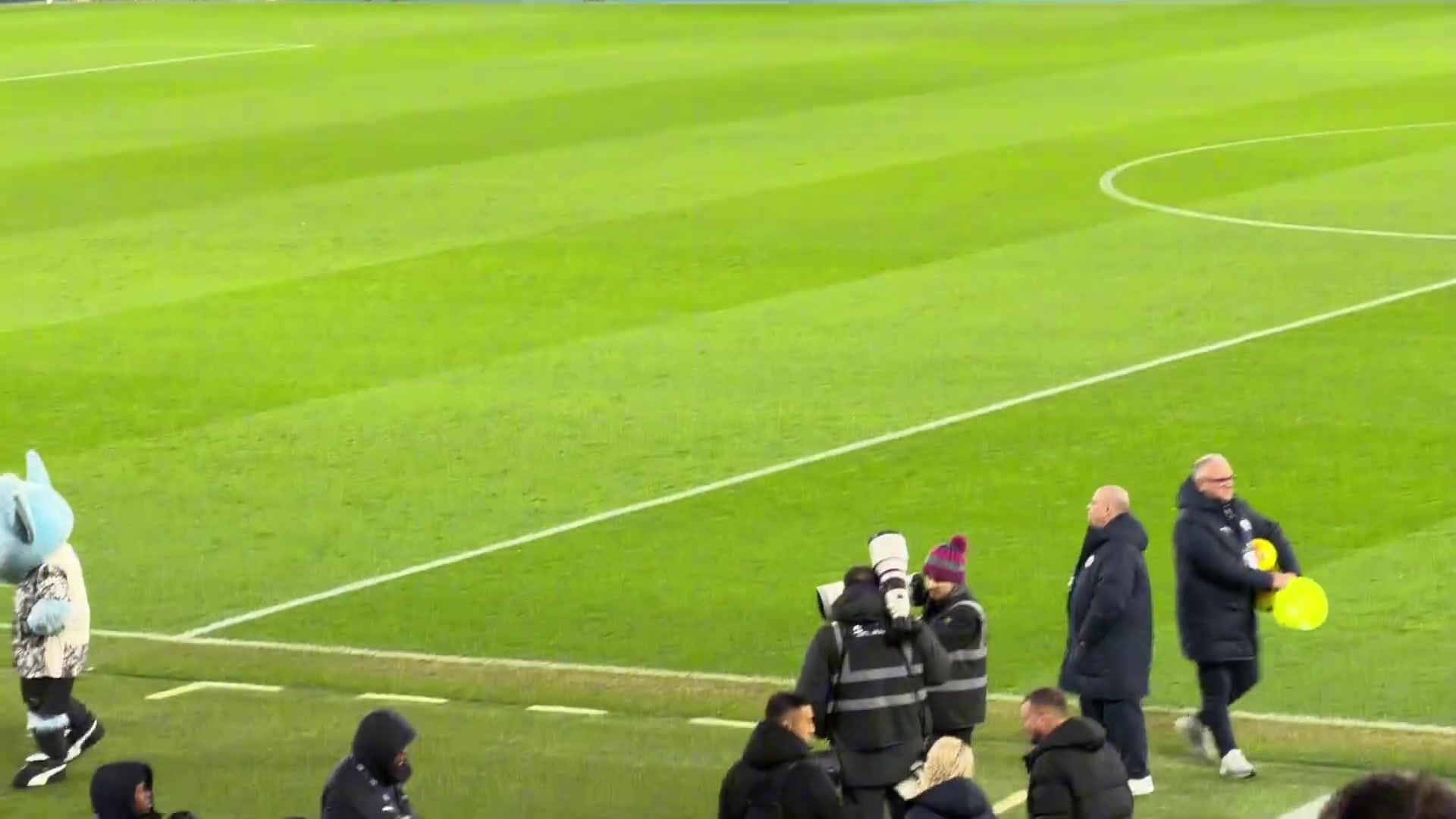 【精彩镜头】大老师实拍：曼城提前给大家拜年✨啦~吉祥物还穿了