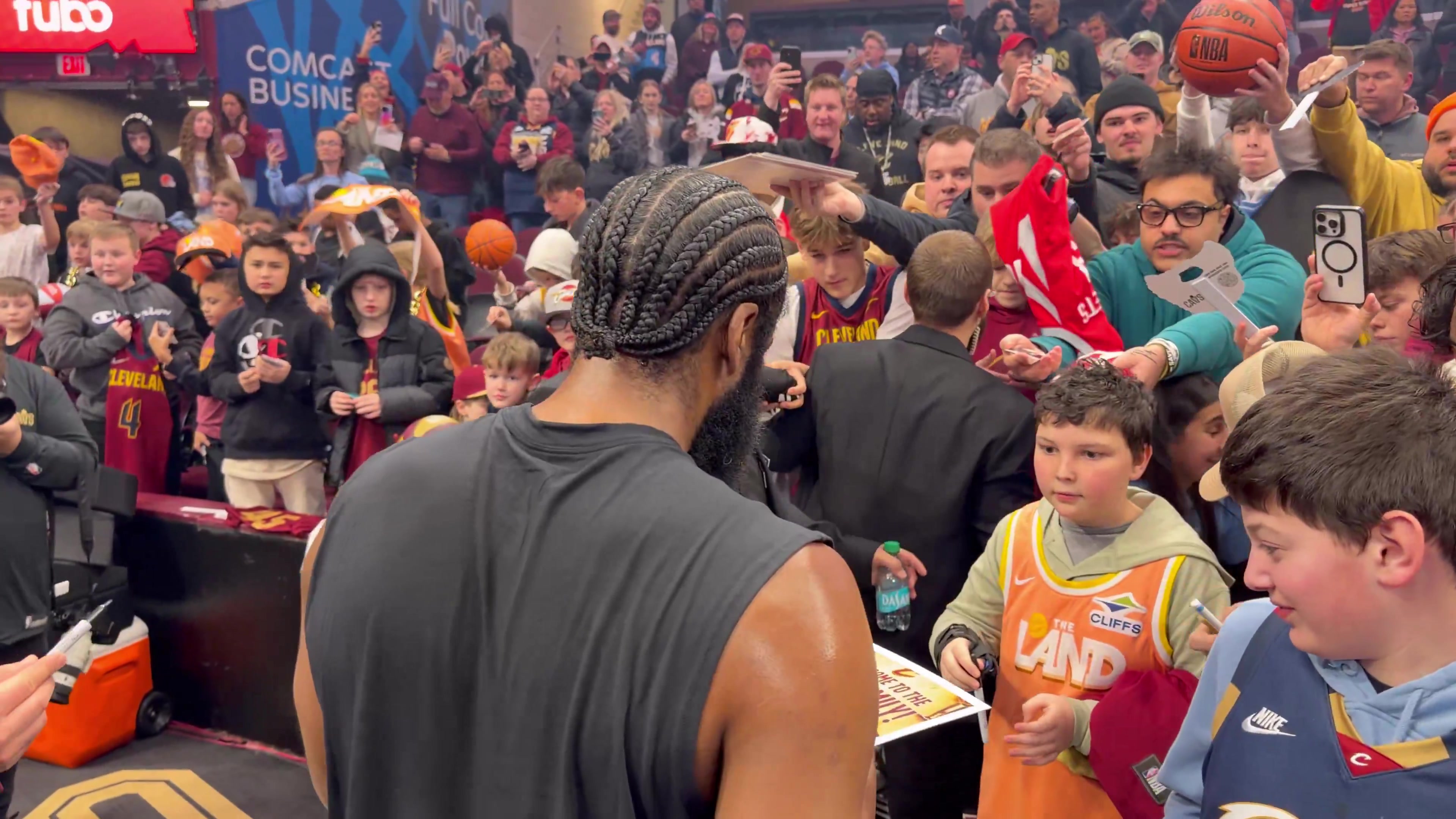 登哥赛前给主场球迷一一签名！37岁了人气依旧不减！