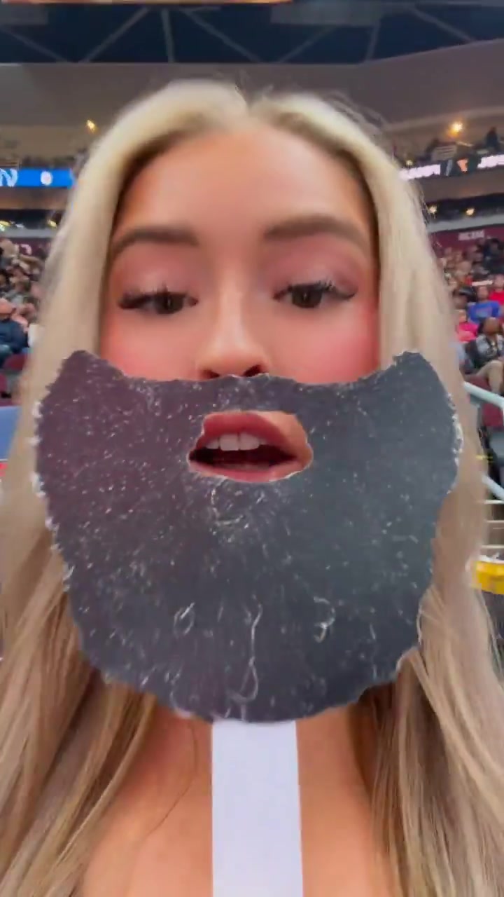 来给登哥加油了！骑士主场两位漂亮女登蜜自拍