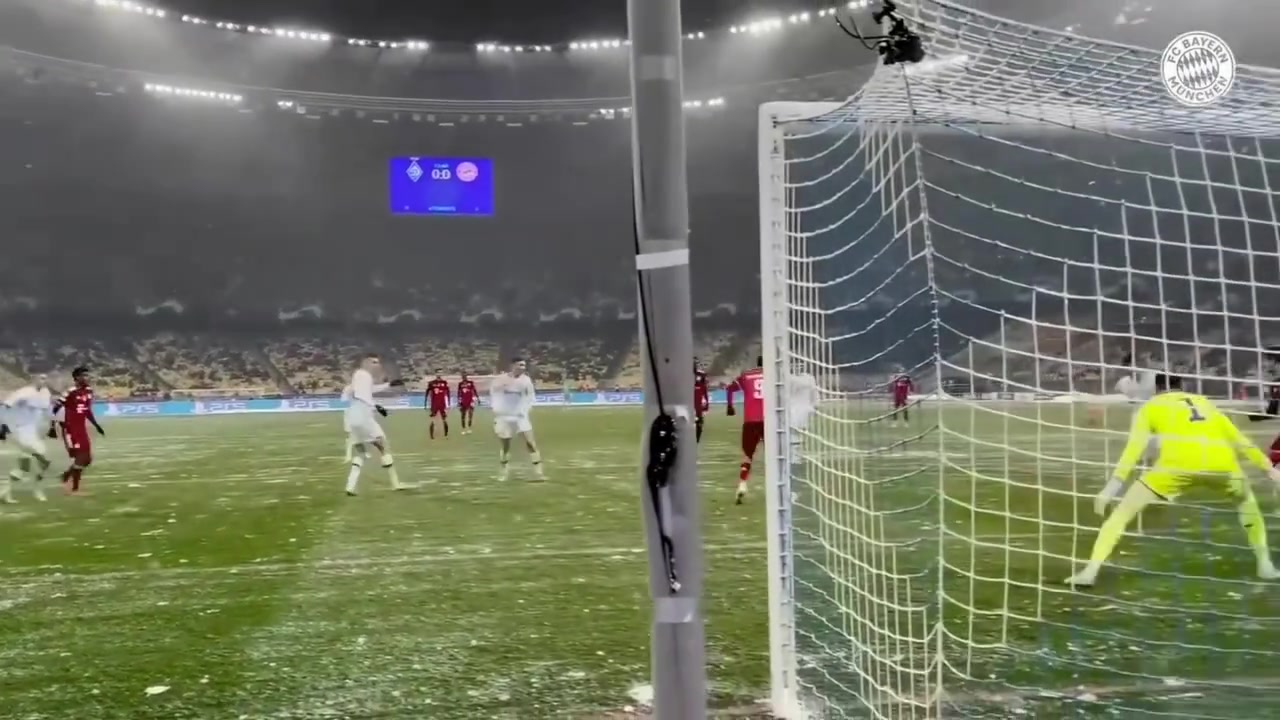 [莱万]飞雪连天射白鹿！名场面：莱万冬日上演华丽倒钩进球！