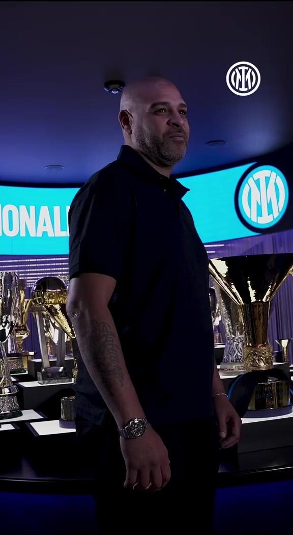 [你怎么看？]回家过年❤！国米官推晒蓝黑国王阿德里亚诺重回梅