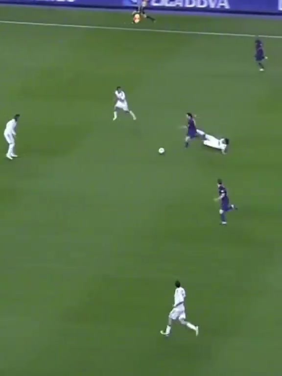 【足球】多人合围依旧无可奈何！名场面：梅西如何应对皇马的顶级