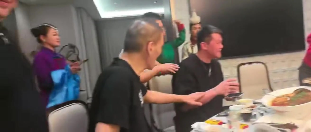 刘玉栋晒与巴特尔、朱芳雨聚餐视频！朱总喝多少啊？脸这么红