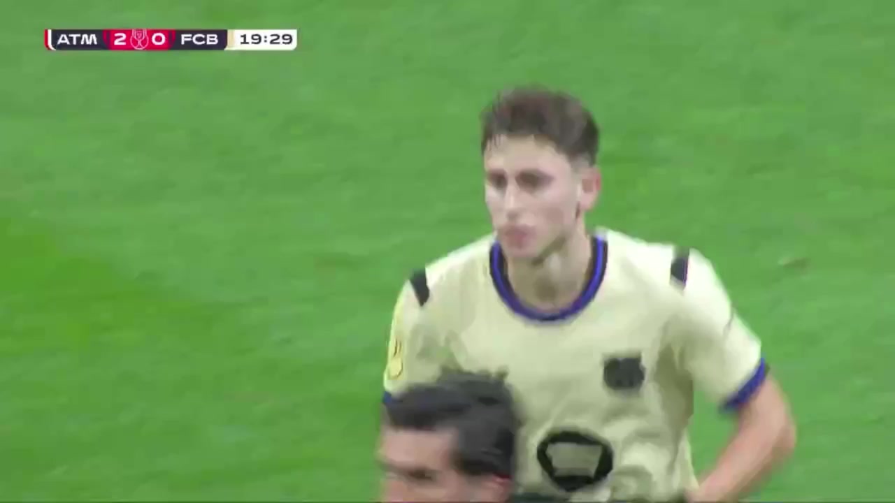 巴萨右路角球造险！费尔明禁区转身抽射击中横梁！