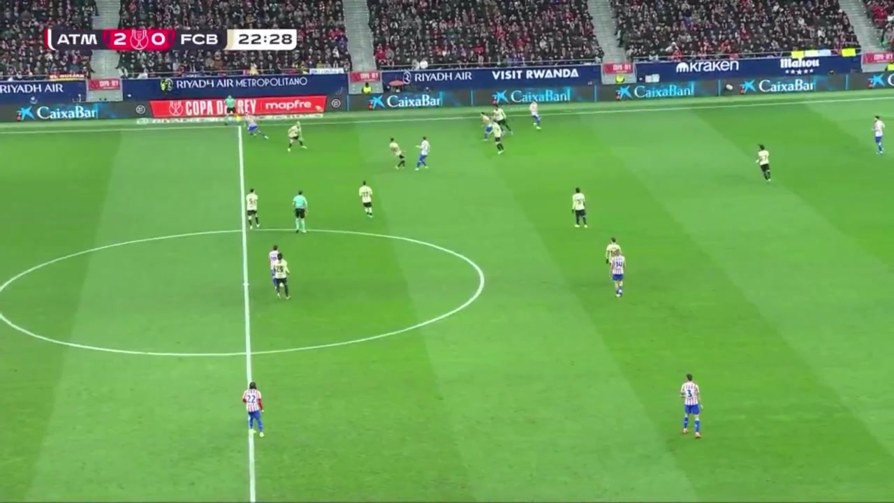 巴萨后防空虚！阿尔瓦雷斯推射被孔德门线解围！