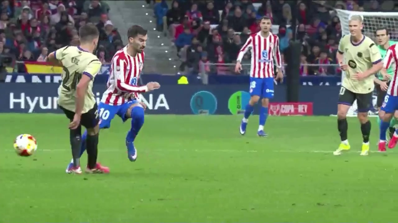 直红罚下！埃里克-加西亚最后一名防守队员放倒对手！