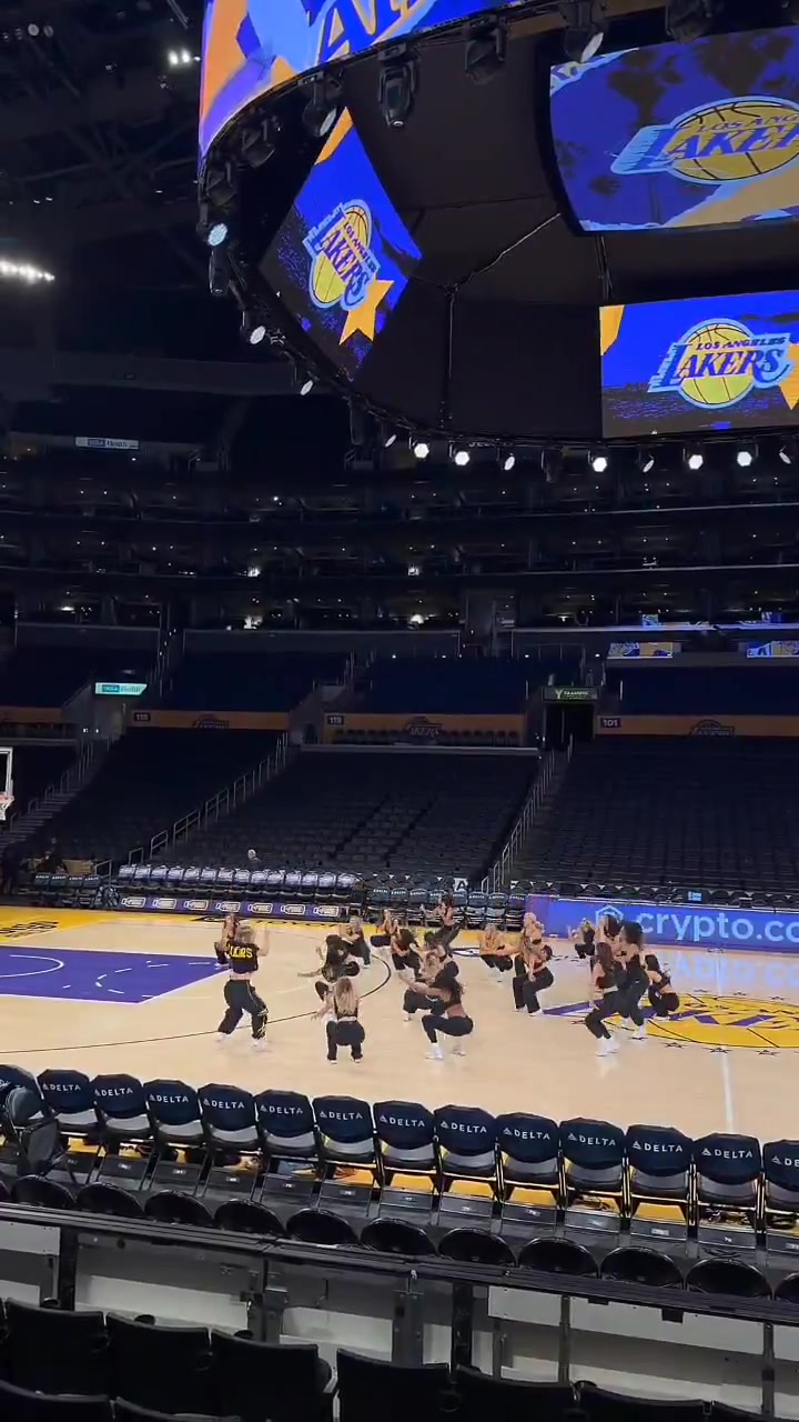 现在连湖人啦啦队也开始模仿老詹赛前搞笑仪式了！