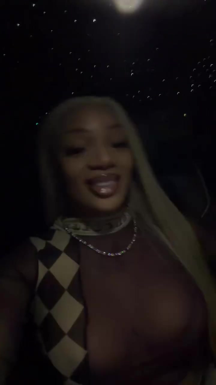 [经典瞬间]英格拉姆女友⬇️在车里⚽自拍，这是劳斯莱斯的星空