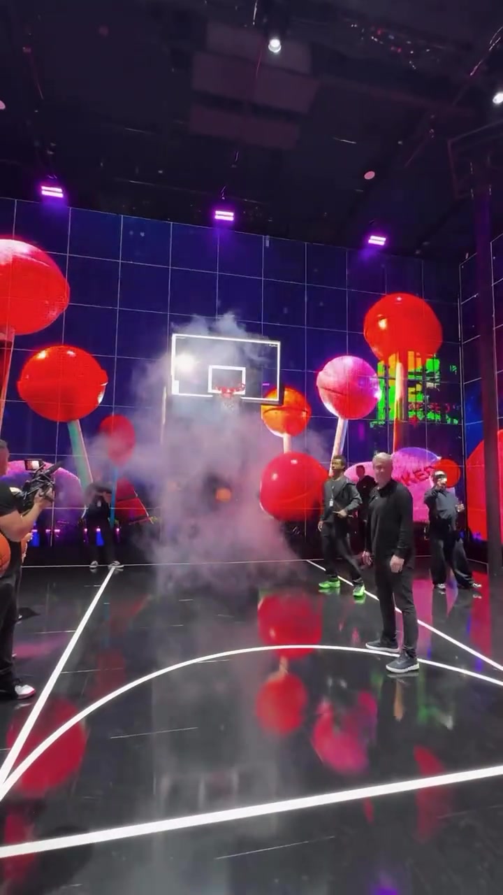 [体育头条]东契奇来到自己的快闪店展示了自己的柔和手感！