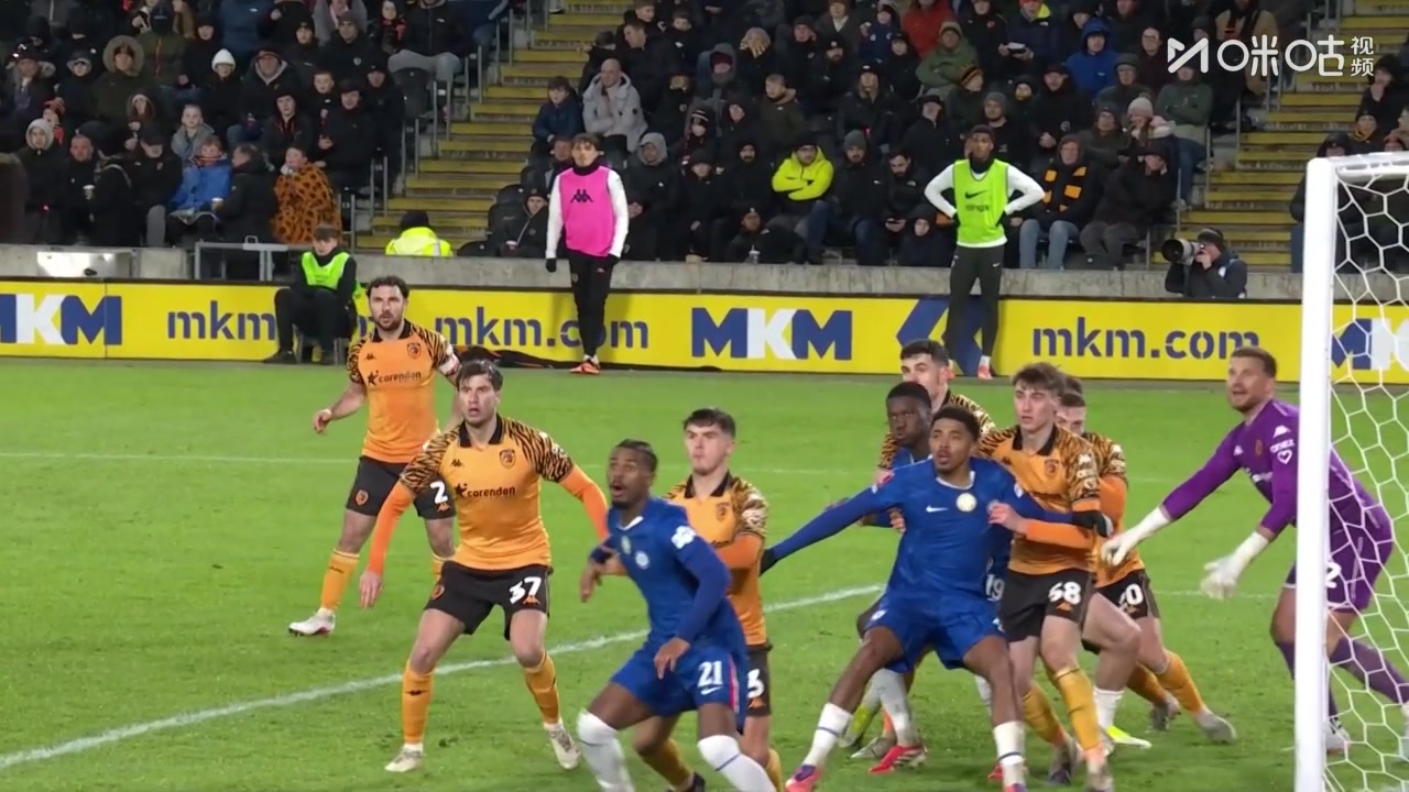 切尔西再下一城！内托开出角球前点无人碰到弹进球门！