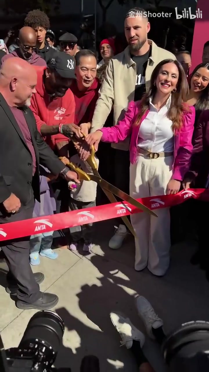 [体育头条]代言人！欧文克莱共同现身比弗利山庄，携手为安踏新店开业剪彩！