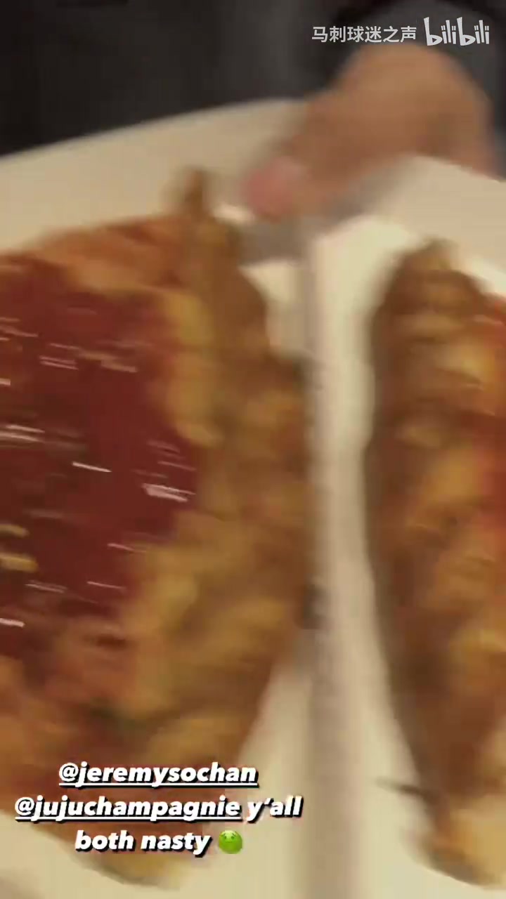 【今日视频】名场面:尚帕尼嫌弃地看着索汉的披萨,最后索汉还喂 【今日视频】名场面:尚帕尼嫌弃地看着索汉的披萨,最后索汉还喂