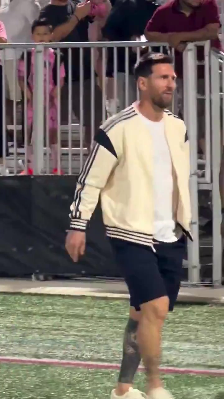 【球迷看点】实拍：梅西现身迈阿密国际足球学院，观看孩子们踢球