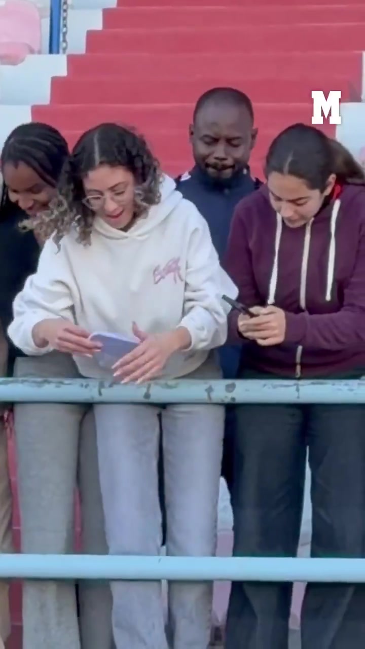 [集锦]一位女士把手机递给迷你罗让他自拍，这是他拍完照后她的反应~