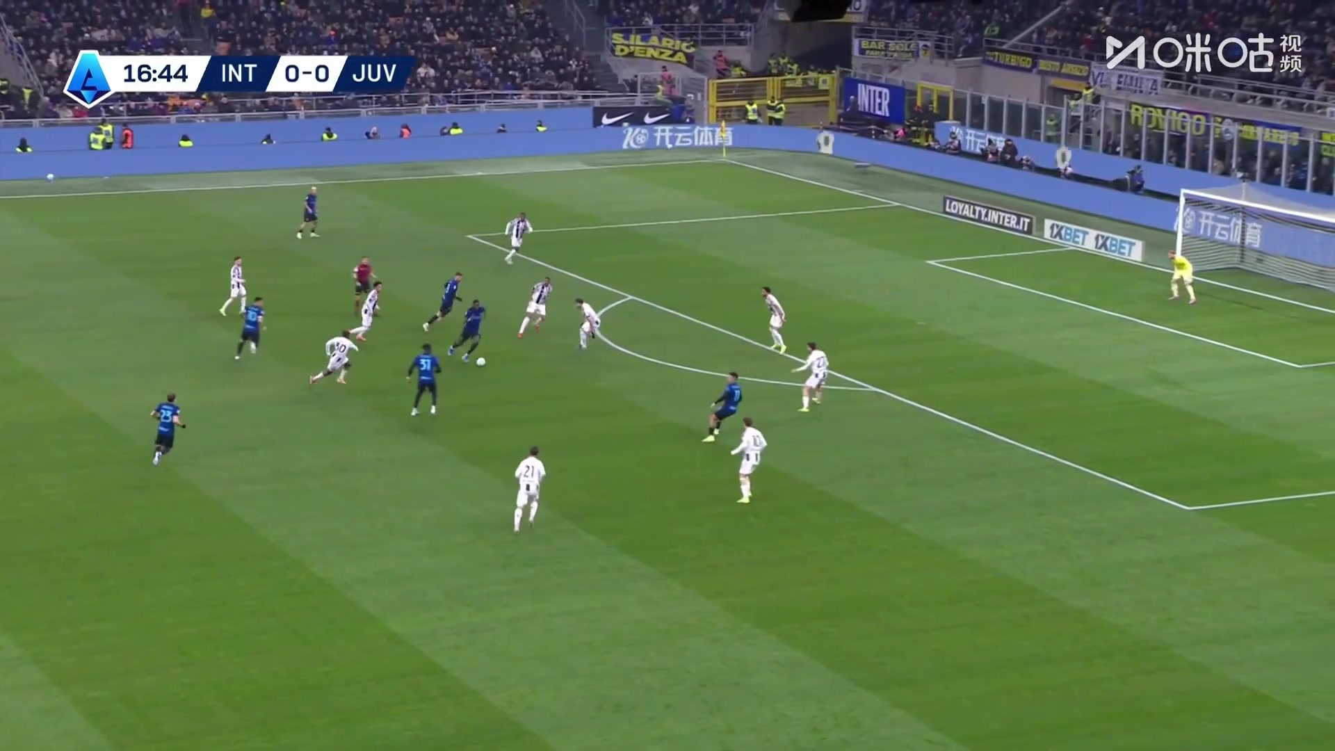 国米领先！恩里克似传似射，坎比亚索不慎将球挡进自家球门