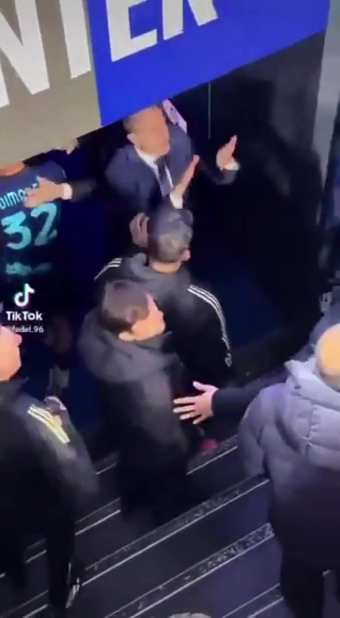 不满红牌！斯帕莱蒂、基耶利尼围住裁判抗议，CEO科莫利直接爆粗