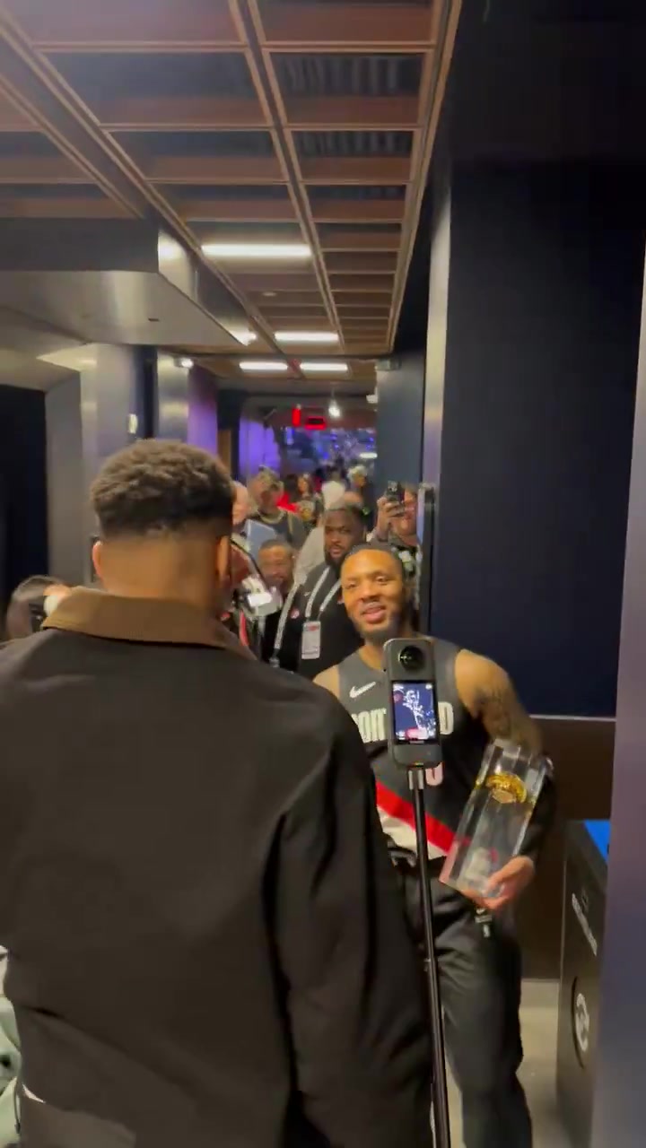 【利拉德】老队友！利拉德拿下三分大赛冠军后，字母哥与其拥抱庆