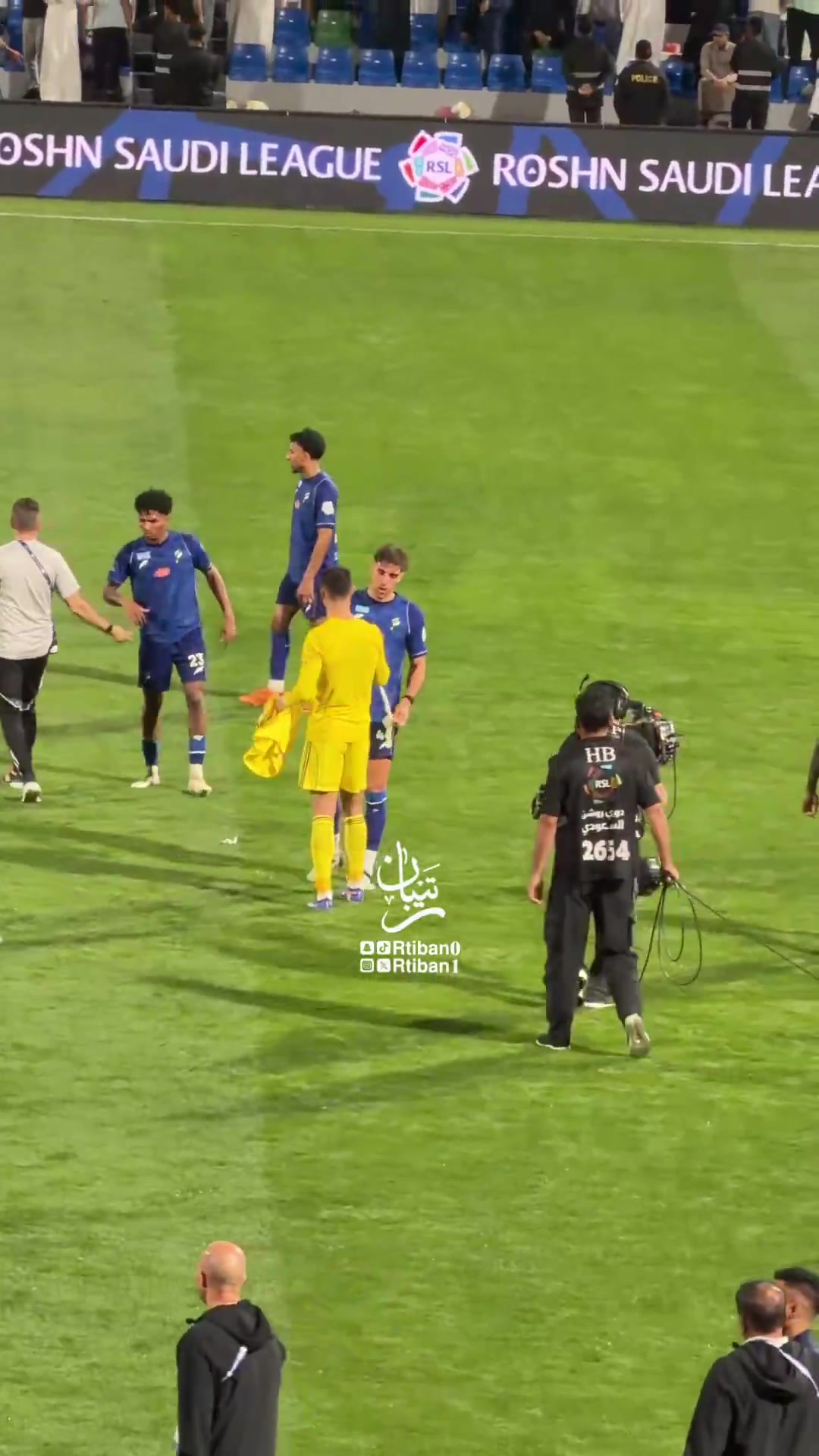 [C罗]实拍：C罗赛后主动赠送了自己的球衣，看起来心情不错呀