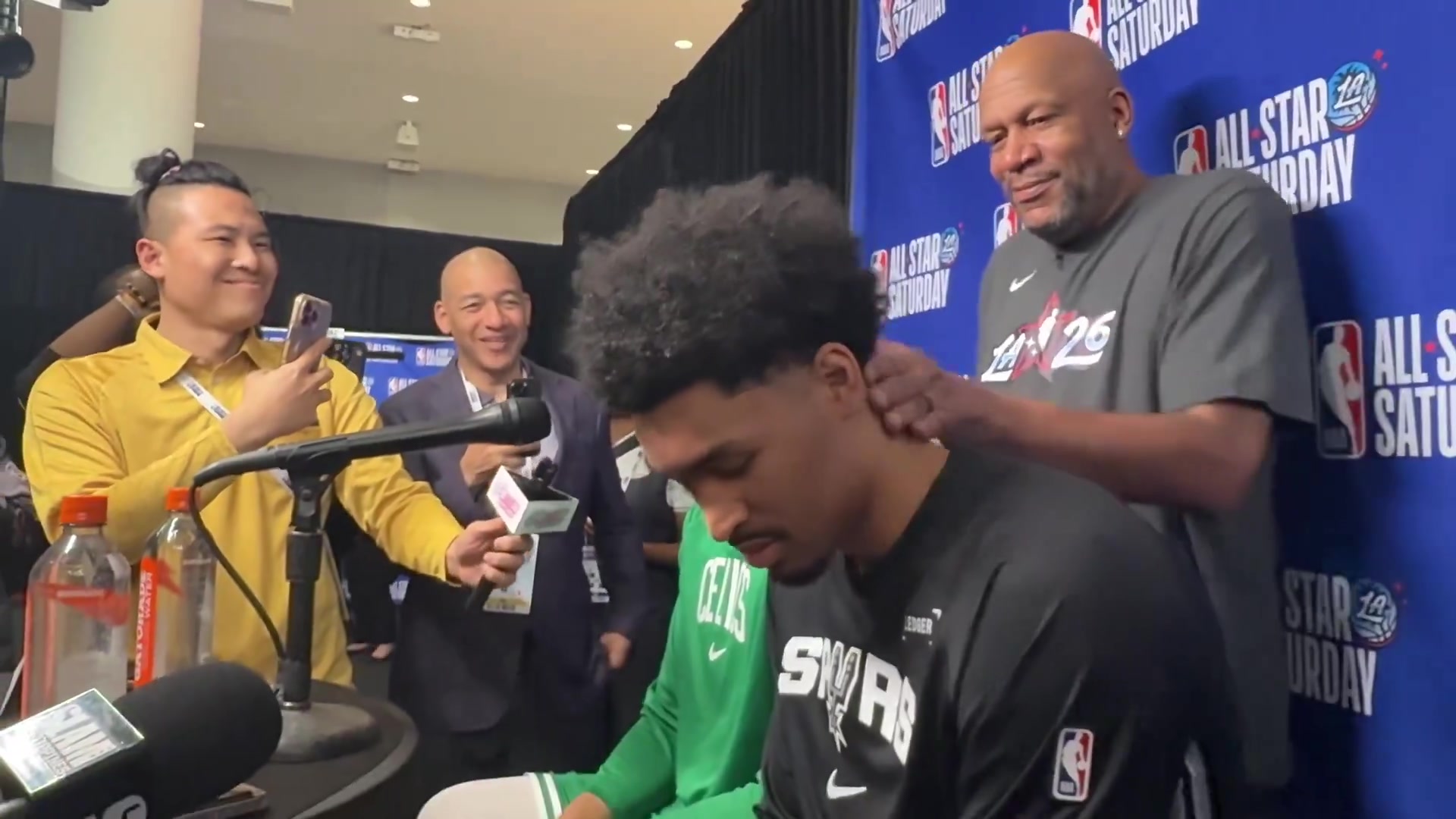  【马刺】搁这开家长会呢？哈珀兄弟接受采访，老哈珀站在后面来了一下~