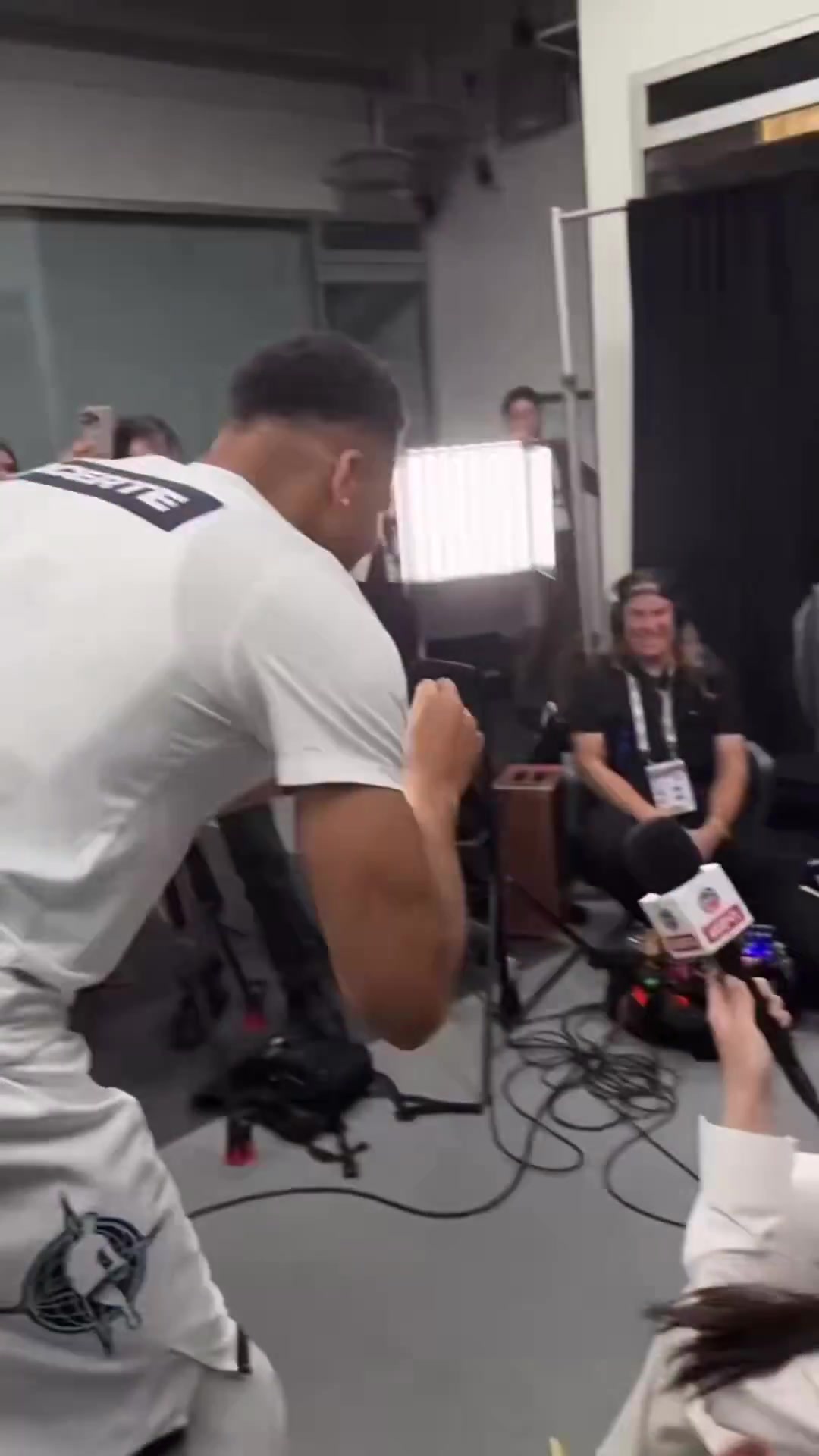 【火热片段】✨没有联手❕太可惜啦！库⚽里接受采访，字母哥跑出