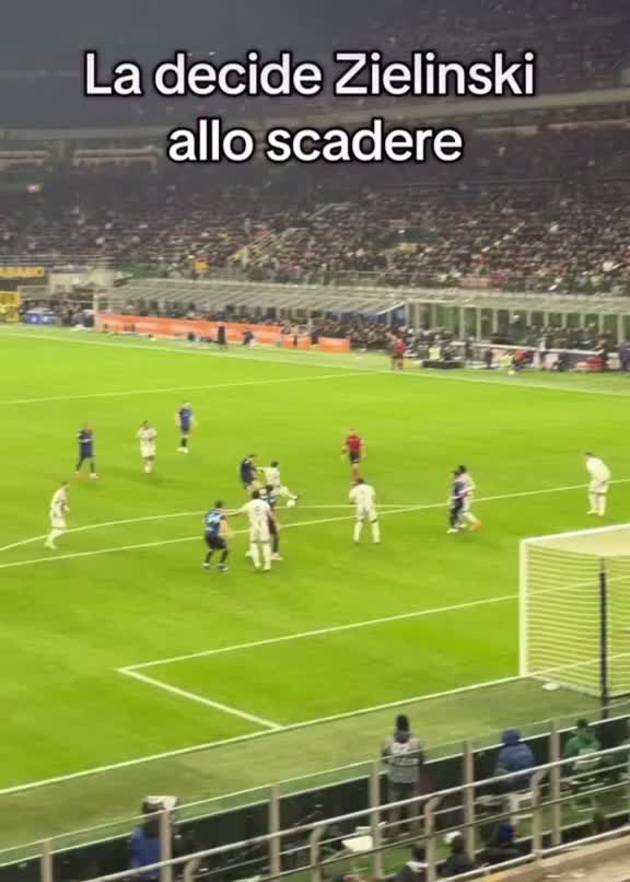 【体育头条】手机都拿不稳了！实拍：泽林斯基绝杀尤文瞬间点燃梅阿查球场