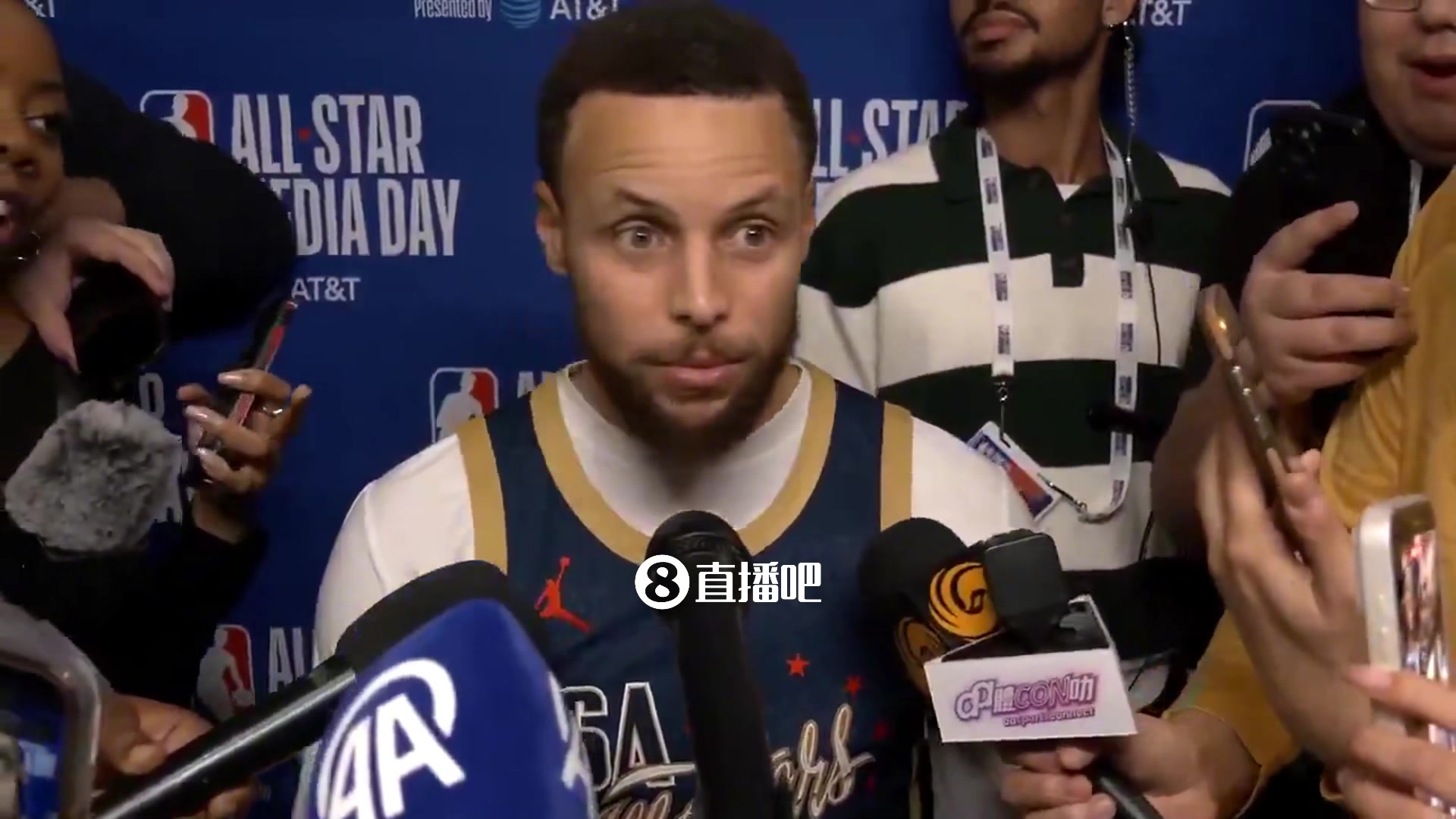 [值得一看]人气太高的烦恼！库里被记者围攻，来了一句：你们谁