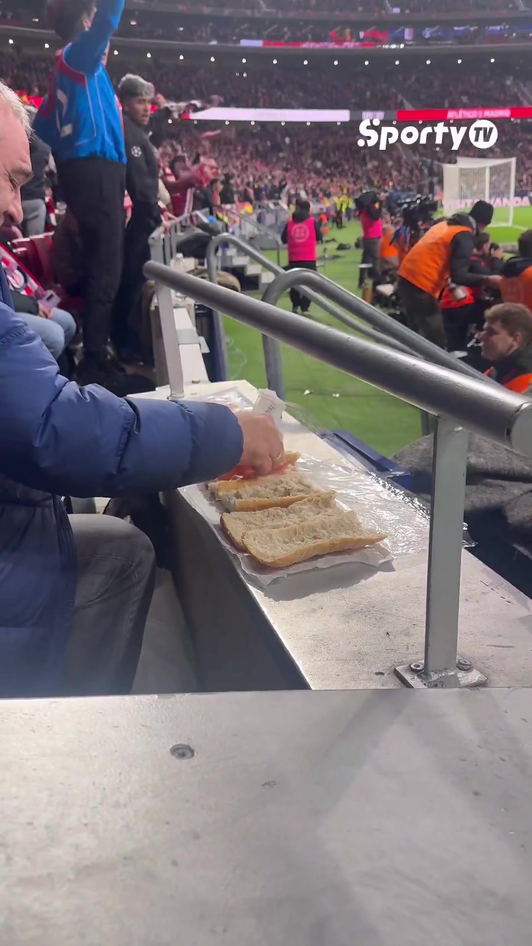 [足球]实拍：这位马竞球迷在对阵巴萨比赛时，在场边精心准备三