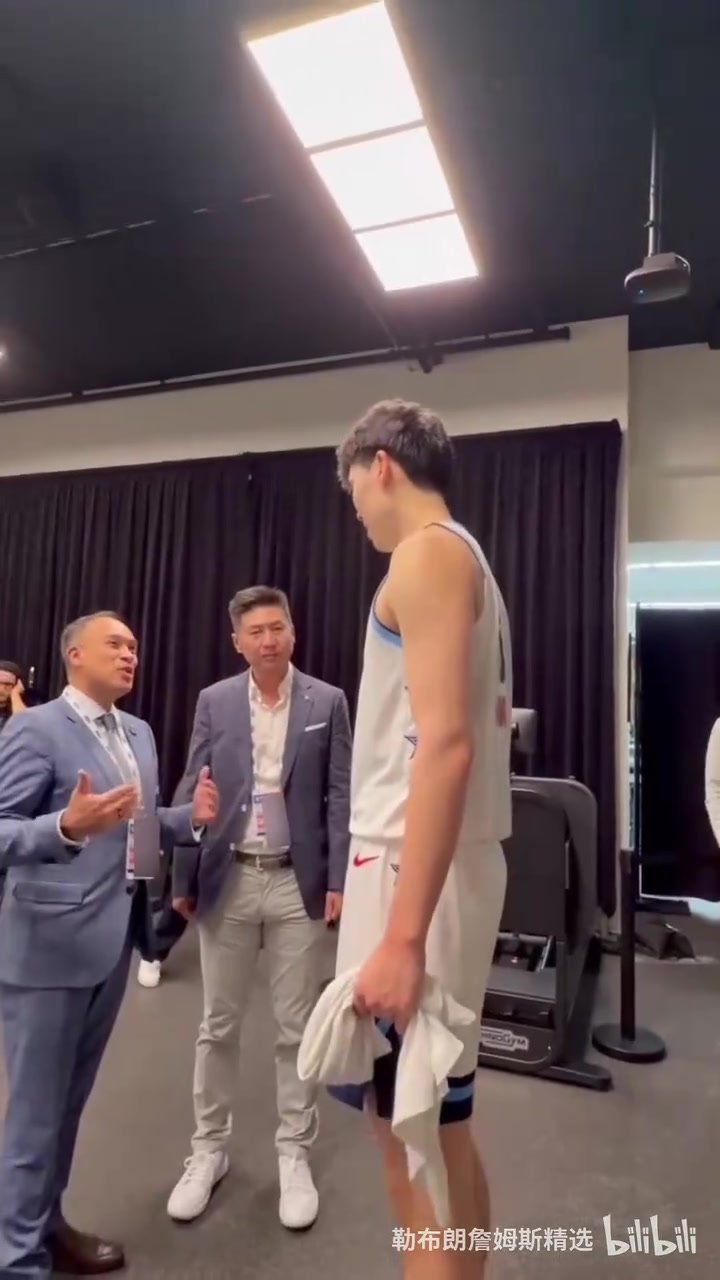  【视频】友好交流！NBA副总裁夸杨瀚森英语好！