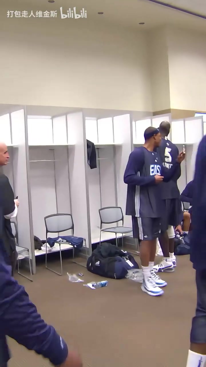  【今日视频】名场面：09全明星艾弗森剪掉了标志性的地垄沟，球星们都很震惊！