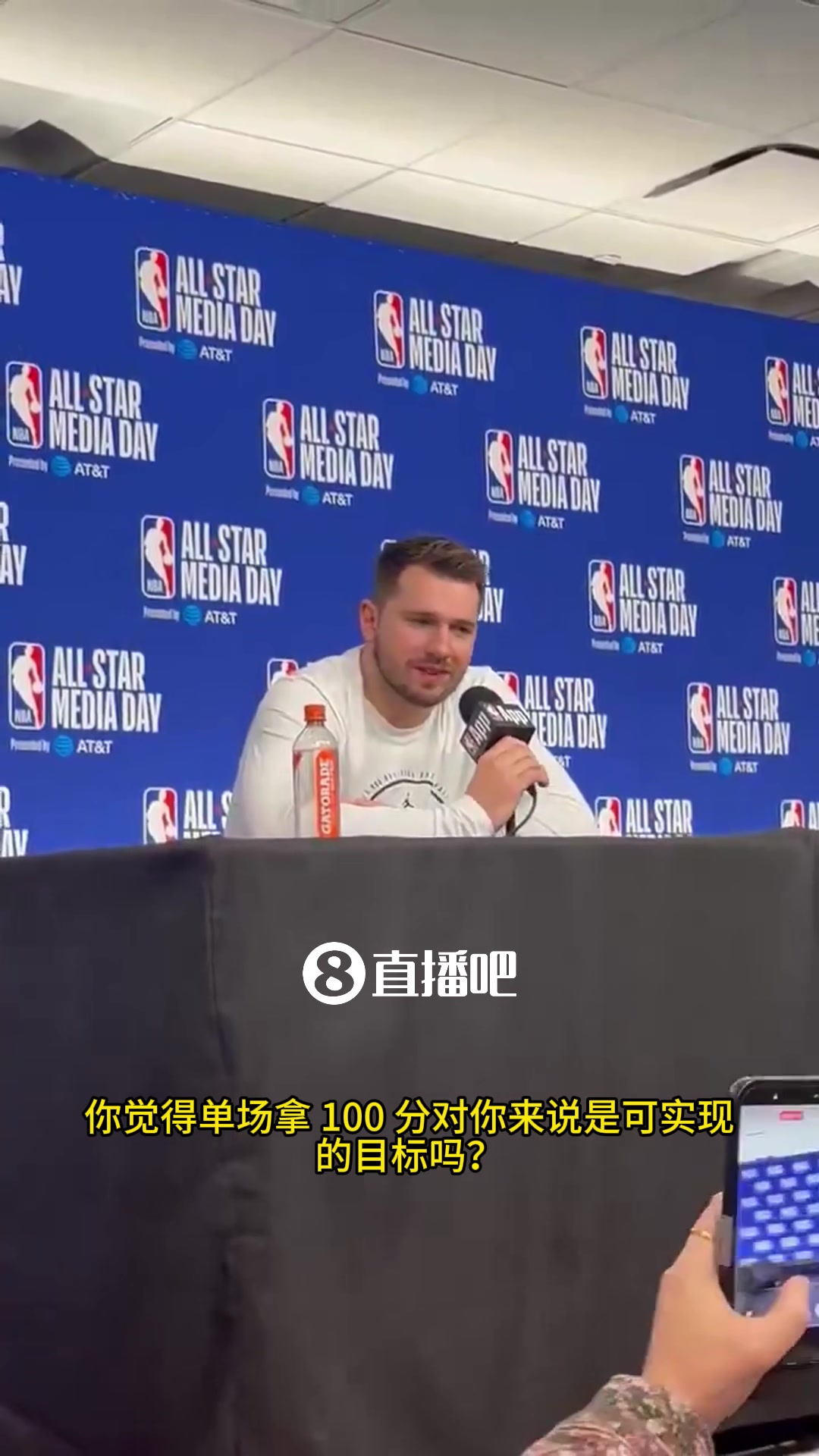 [必看瞬间]考辛斯问东契奇：你觉得自己能拿100分吗⬇️？东