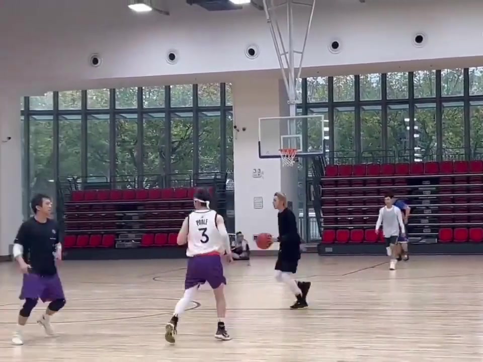 【集锦】一看就会打！网友偶遇蔡徐坤打篮球配文：他真的很热爱打球